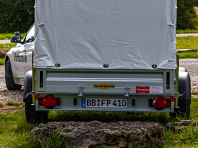 BE-Zug BMW 3er mit Anhänger 2500 Kg zul. Gesamtmasse.