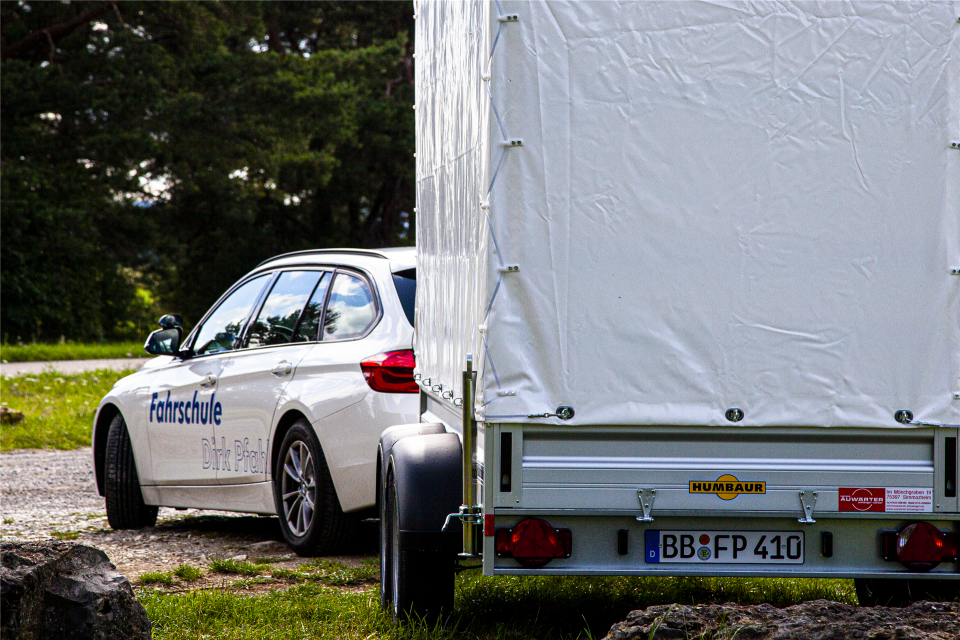 BE-Zug BMW 3er mit Anhänger 2500 Kg zul. Gesamtmasse.