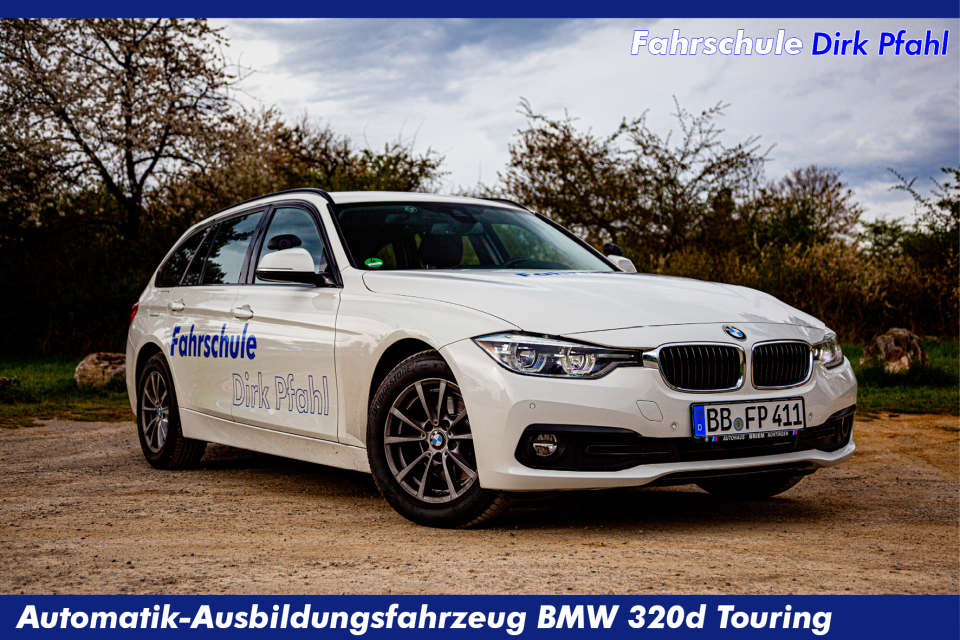 Automatik-Ausbildungsfahrzeug BMW 320d Touring vor Vegetation auf dem Hörnle bei Simmozheim